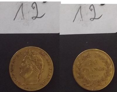 deux pièces d'or posées l'une à côté de l'autre sur une feuille de papier