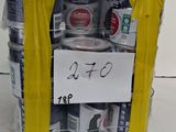 une pile de canettes surmontée d'une pancarte