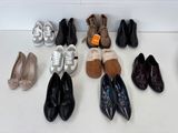 plusieurs paires de chaussures de femmes sont alignées sur une surface blanche