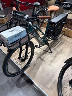 deux motos exposées lors d'un salon de la moto
