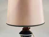 une image représentant une lampe bleue surmontée d'un abat-jour rose