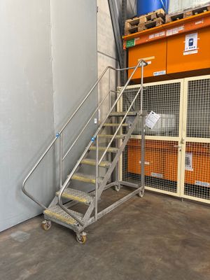 un escalier métallique avec une main courante métallique à côté