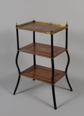 une image représentant une table à trois niveaux surmontée d'un plateau