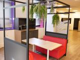 une pièce équipée d'une table, de chaises et d'une télévision