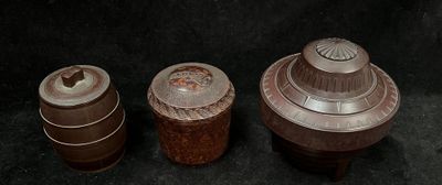3 pots à tabac en Bakélite, on joint trois étuis à cigares e… - Photo 1