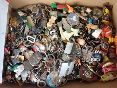 une boîte remplie d'un assortiment de porte-clés et d'autres objets