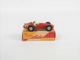 une petite voiture rouge posée sur une boîte