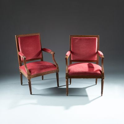 paire de fauteuils rembourrés rouges de style Louis XVI