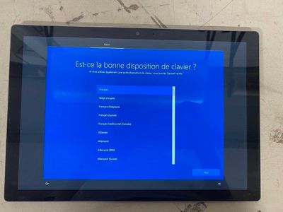 un gros plan d'une tablette sur laquelle est posé un écran bleu