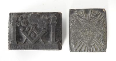 deux petits timbres métalliques sur lesquels figurent les portraits d'un homme et d'une femme