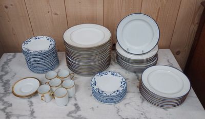 beaucoup d'assiettes et de bols sur la table