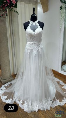 une robe de mariée exposée sur un mannequin dans un magasin