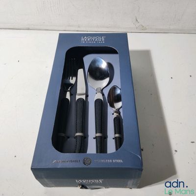 une boîte contenant un ensemble d'ustensiles