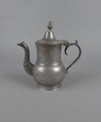 une théière ancienne en argent ornée d'un oiseau sur le couvercle