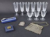 six verres à vin et un sac à main sur la table