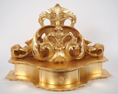 Console d'applique de style Louis XV en bois sculpté et doré…