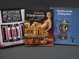 trois livres consacrés à l'art et à l'artisanat, exposés sur une table