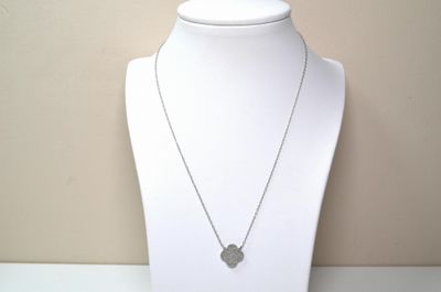 collier en argent avec un pendentif en forme de cœur sur un mannequin
