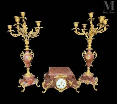 paire de supports d'horloge anciens en bronze et marbre rouge sur fond noir