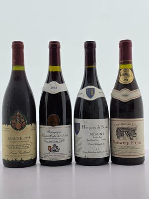 quatre bouteilles de vin sont alignées sur une table