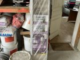 une photo d'une pièce où il y a beaucoup d'objets