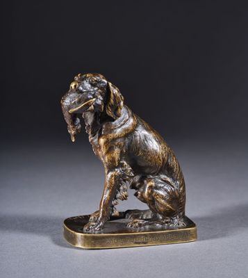 une statue en bronze représentant un chien assis sur une table