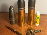 un grand nombre d'objets posés sur une table
