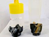 un gobelet en plastique et une bouteille en plastique posés sur une table