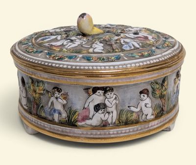 une boîte décorative sur laquelle est perché un oiseau