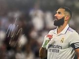 un homme barbu debout devant une foule