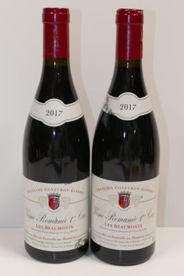 deux bouteilles de vin rouge posées sur une table l'une à côté de l'autre