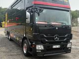 un grand bus noir garé sur le parking