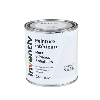 le pot de peinture est posé sur une surface blanche