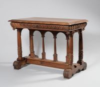 Table à écrire en noyer sculpté ouvrant par un tiroir et rep…