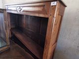une armoire en bois surmontée d'une porte vitrée