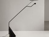 un lampadaire noir surmonté d'un abat-jour noir
