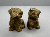 une paire de figurines de chiens en laiton ancien sur fond gris