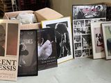 une pile de livres posée par terre à côté d'une autre pile de livres