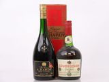 deux bouteilles de vin posées l'une à côté de l'autre sur une surface blanche
