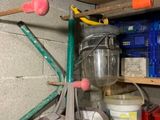 un sac rempli d'objets suspendu à une étagère dans un garage