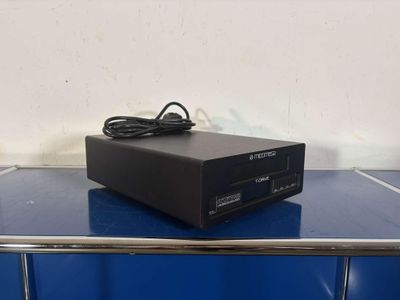 un gros plan d'un lecteur DVD posé sur une table bleue