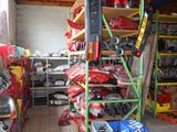 une pièce remplie d'une multitude de types de skateboards différents