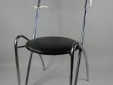 une chaise transparente avec une assise noire sur fond blanc