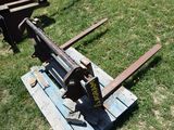 an old machine that is sitting on a pallet in the grass