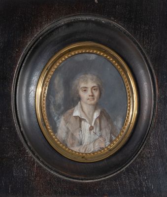 portrait d'un jeune homme vêtu d'un manteau marron et d'une chemise blanche