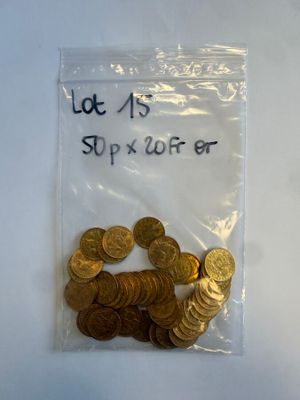 un sac de pièces d'or posé sur une table, avec une étiquette indiquant le prix
