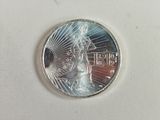 gros plan d'une pièce de monnaie sur une surface blanche