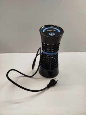 un purificateur d'air noir et bleu posé sur une table blanche
