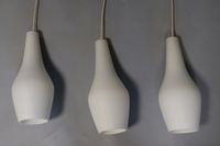 Suspension en bois à trois lumières, les abats-jours en verr… (photo 2)