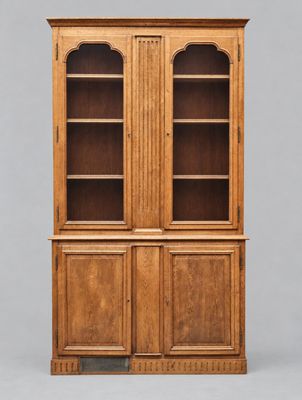une bibliothèque ancienne en chêne avec des portes vitrées
